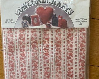 Tessuto Concord Crafts 1/2 yard (44" wide) #7961/TED Country Pink con sfondo bianco sporco - Confezione originale non aperta - progetti di cucito
