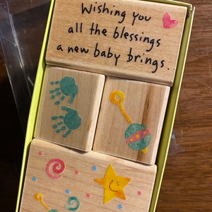 Inkadinkado Welcome Baby Rubber Stamp Blocks - Hochet, empreintes de mains, etc. - 2006 - fabrication de papier, gravure, fabrication de cartes, idéal pour les enfants
