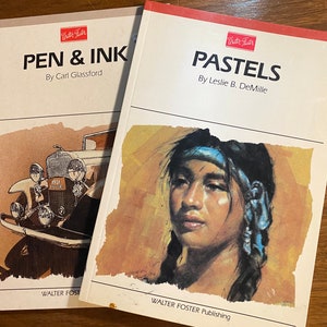 Op de afbeelding: Twee boeken van Walter Foster Publishing over kunsttechnieken. Het boek links is getiteld "Pen & Ink" door Carl Glassford en bevat een illustratie van een oldtimer. Het boek rechts is getiteld "Pastels" door Leslie B. DeMille en bevat een portret van een vrouw met een blauwe hoofdband.