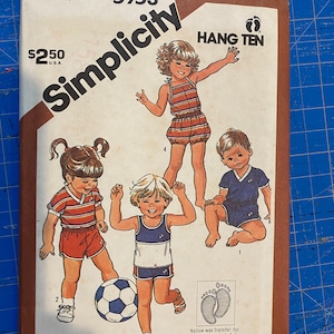 Op de afbeelding: Simplicity patroon nummer 5953 voor een outfit voor een peuter. Het patroon bevat een blauw en wit gestreept tanktop, blauwe shorts en een rood en wit gestreept shirt met blauwe shorts. Het patroon is alleen voor stretch-breistoffen en bevat een gele wasoverdracht voor borduurwerk. Het patroon is voor Hang Ten kleding.