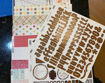 Conjunto de Papel com Letras do Alfabeto Listradas, de Bolinhas, Florais e Adesivos - Ideal para Scrapbooking Floral, Artesanato em Papel e Enfeites - Novo - 13 Folhas de 30,5 cm x 30,5 cm
