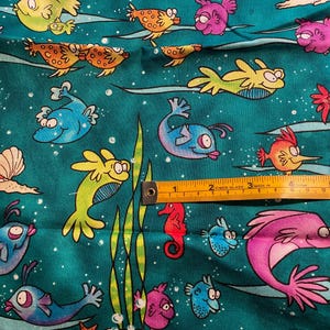 Tela con estampado divertido de dibujos animados de peces pequeños y divertidos de 14" x 18" - Fondo verde con peces azules, verdes, amarillos y rojos.