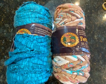 2 Lion Brand T-shirtgarn 55 yards styck (110 totalt), stick-, virkgarnshärvor - Nytt - Tillverkat i Turkiet - Superbulky - 1 turkos och 1 brunt