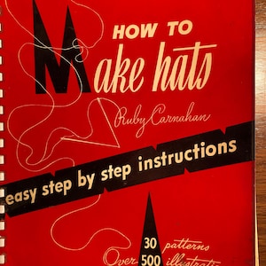 Puede incluir: Una portada de libro roja con el título "HOW TO Make hats" de Ruby Carnahan. El libro presenta una ilustración en blanco y negro de una aguja e hilo. El texto "easy step by step instructions" está impreso en negro. El libro también incluye el texto "30 patterns Over 500 illustrations".