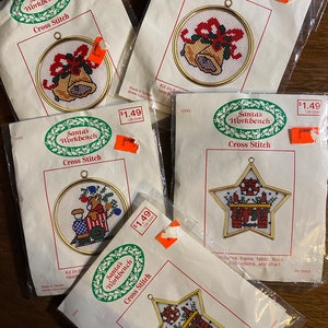 Enfeite de Natal / Etiqueta de presente para kit de ponto cruz contado: Escolha - Bancada de Papai Noel - Rápido e fácil com molduras