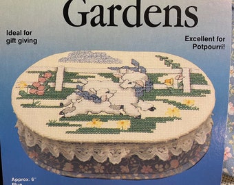 Caja - Country Gardens Sheep Counted Cross Stitch Kit - What's New Inc.  - Caja de regalo - Potpourri Contenedor - Necesita ser terminado