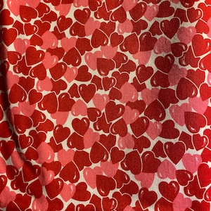 Simples corazones rojos / rosas sobre fondo blanco - San Valentín - Tela de algodón de 40 &quot; x 44&quot; - 1996 Tradiciones de tela