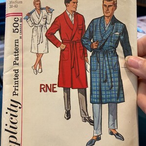Könnte beinhalten: Vintage Simplicity Schnittmuster mit Illustrationen von Herrenbademänteln in Rot, blauem Karomuster und Weiß. Das Muster enthält den Text "Men Medium 38-40". Die Bademäntel haben Taschen und Gürtel. Der Preis ist 50c.
