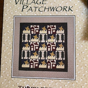 Peut inclure: Un modèle de patchwork pour une courtepointe "Village Patchwork" avec un motif de maisons, d'arbres et d'étoiles. Le modèle est de Thimbleberries par Lynette Jensen et est pour une courtepointe carrée de 65 pouces.