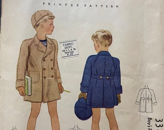 Puede incluir: Patrón de costura vintage McCall's para un abrigo raglan y una gorra para niño. El patrón es de talla 2 y el número de patrón es 3367. El patrón muestra a un niño con un abrigo marrón y un abrigo azul, ambos con una gorra.