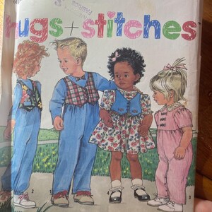 Może przedstawiać: Koperta z wykrojem do szycia Simplicity z ilustracjami czworga dzieci w różnych strojach. Tekst "hugs + stitches" jest wyświetlany w kolorowych literach. Numer wzoru to 5795.
