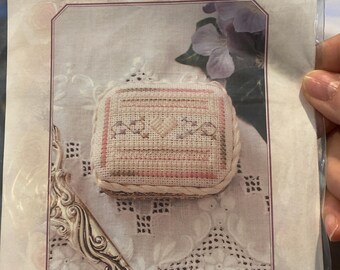 Sarah Belle Needle Keep - Zubehör - Lorri Birmingham Designs 444CP Threaded Thread Kreuzstichvorlage - Case Sewing Notions - 2004