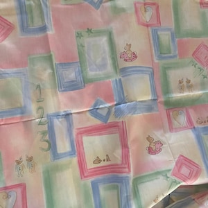 Leuke klassieke kinderstof: 39 x 44&quot; plus pastelkleurige achtergrond roze / groen / geel / blauw - beren, konijntjes, enz