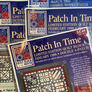 Puede incluir: Varios paquetes de bloques de edredón de edición limitada "Patch In Time". Los paquetes son azules y blancos con texto y diseños de bloques de edredón. Los paquetes son de 1998 e incluyen piezas de tela precortadas e instrucciones.