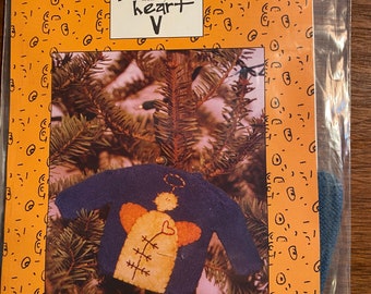 Ángel de Navidad - Colección de decoración de adornos de Pieces from my Heart Applique Pattern (sin cortar) - Incluye suéter de punto en miniatura