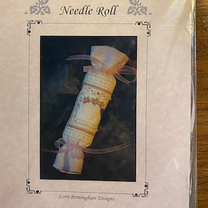 Friends / Heart Needle Roll - Kit de punto de cruz contado: Lorri Birmingham Designs - Sin abrir - Tela Aida, hilo dental, cuentas y gráfico - 2,5&quot; x 7&quot;