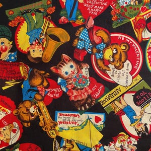 Tarjetas de San Valentín vintage: corazones sobre fondo negro, tela de 27 x 44 pulgadas