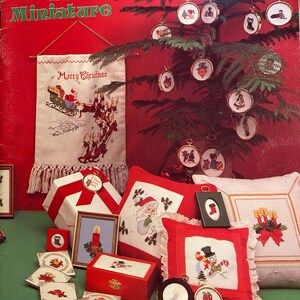 Natal em miniatura Livro 5 - Gloria & Pat - - Gráfico de ponto cruz com fios contados - Vela de boneco de neve de Papai Noel + 1978