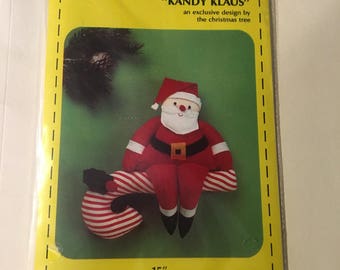 1990年代　アメリカン　ヴィンテージ　サンタクロース　クリスマス　ドールと椅子 VTG Sew Special (1990)。セント・セーション・クリスマス。ホリデー