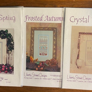 4 Seizoen Sampler Cross Stitch Charts - Sharon Regan / Liberty Street Designs - Kies Grafiek - Lente, Herfst, Winter - elk met Floss