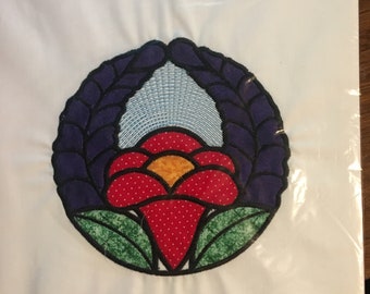 Stoff Maschine Appliziert / Bestickt Rot / Lila Blume Quilt Block Stück 10 "Quadrat Weißer Hintergrund w Rot / Lila Blume - Fleck Glas