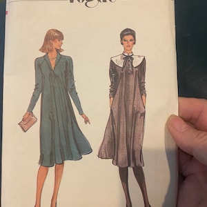 Misses DRESS Vintage Vogue  7904 Pattern  (uncut)  Size  8 (UnCut) - Very Easy Full Flared