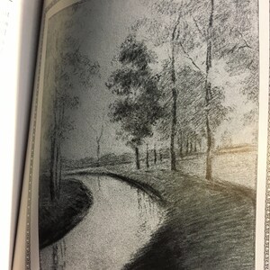 K&ouml;nnte beinhalten: Eine Schwarzwei&szlig;-Bleistiftzeichnung eines gewundenen Flusswegs durch einen Wald. Die B&auml;ume sind hoch und schlank, und der Fluss ist ruhig und reflektierend. Die Zeichnung ist in einem realistischen Stil gehalten, mit Fokus auf Details und Textur.
