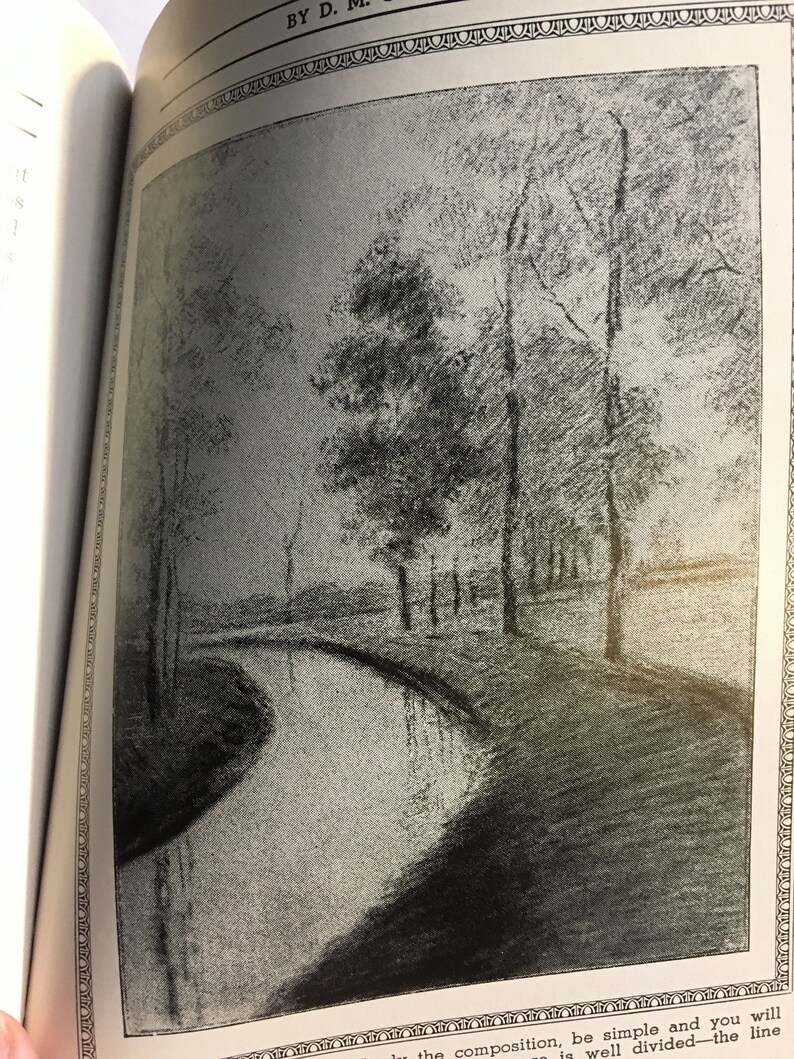 K&ouml;nnte beinhalten: Eine Schwarzwei&szlig;-Bleistiftzeichnung eines gewundenen Flusswegs durch einen Wald. Die B&auml;ume sind hoch und schlank, und der Fluss ist ruhig und reflektierend. Die Zeichnung ist in einem realistischen Stil gehalten, mit Fokus auf Details und Textur.