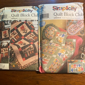Pode incluir: Dois padrões do Simplicity Quilt Block Club. O primeiro padrão é a lição nº 5, Schoolhouse & Sunbonnet. O segundo padrão é a lição nº 6, Double Wedding Ring & Dutchman's Puzzle.