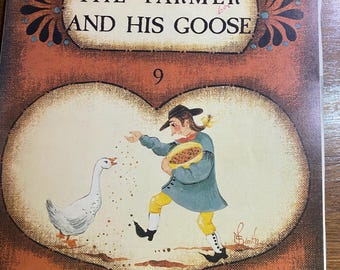 Puede incluir: Portada de libro infantil vintage titulada "The Farmer and His Goose" de Milly Smith. La ilustración muestra a un granjero con abrigo azul y pantalones amarillos alimentando a un ganso. El fondo es marrón cálido con elementos florales decorativos.