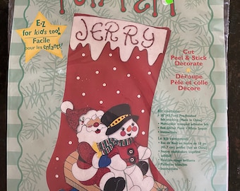Avon Bucilla Fun Felt Cut, Stick Santa / Pupazzo di neve su slitta - Calza della Befana in feltro e paillettes - Nuovo kit pronto da realizzare - 1999
