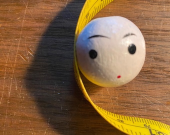 Tête de poupée en bois 2,5 cm de diamètre avec yeux noirs et bouche pointillée - avec perle en bois trouée