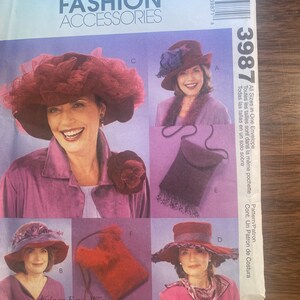 Op de afbeelding: Een naaipatroon voor drie verschillende hoeden. De hoeden zijn allemaal rood en hebben verschillende stijlen en versieringen. Het patroon heet "McCall's Fashion Accessories" en is ontworpen door Faye Wine.