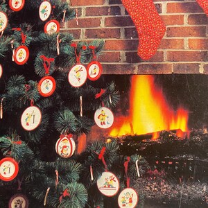 Kerstboek van het seizoen 1 - June Grigg-borduurmotieven - kruissteektabel - stekentabel - 1979 - ornamenten enz. - elfen/elfen