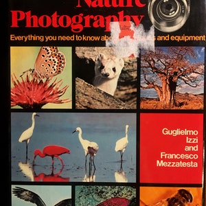 Op de afbeelding: De omslag van het boek „De Complete Handleiding voor Natuurfotografie“ toont een camera lens, een vlinder op een rode bloem, een witte wezel, een grote boom met kale takken, drie witte vogels, een rode vogel, een havik in vlucht, een rode vis en een bruin insect. Het boek is geschreven door Guglielmo Izzi en Francesco Mezzatesta.