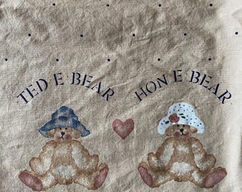 Estampa de borda Ted-E-Bear - Tecido Daisy Kingdom - 42" de comprimento x 44" de largura - Ursinhos de pelúcia todos em uma fileira em fundo bege com bolinhas