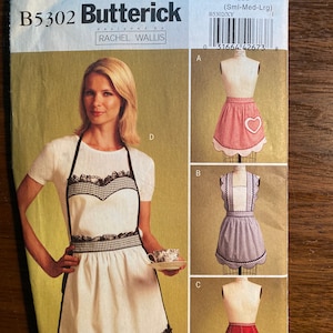 Könnte beinhalten: Ein Schnittmuster für drei verschiedene Schürzenmodelle. Das Schnittmuster ist für die Größen klein, mittel und groß. Das Schnittmuster ist von Butterick und wurde von Rachel Wallis entworfen. Die Schnittmuster-Nummer lautet B5302/XY.