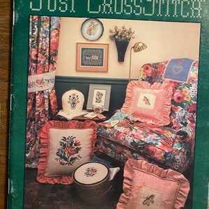 Può includere: Una copertina di rivista per "Just Cross Stitch" con il testo "Stitch in Style" e una poltrona con motivo floreale con cuscini che presentano disegni a punto croce. La copertina della rivista è datata settembre-ottobre 1987 e costa $ 3,75.