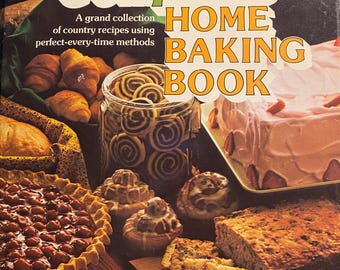 Puede incluir: Un libro de cocina vintage titulado "Farm Journal's Complete Home Baking Book" con una colección de recetas de campo. La portada presenta una variedad de productos horneados, que incluyen pasteles, galletas, tartas y pan.