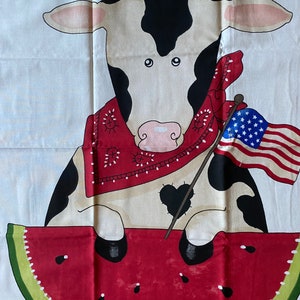 Daisy Kingdom Cow - Red White & Moo - Aplique 1848 - Painel de tecido - use em projetos de sua escolha - 16" x 40" - Liberty Cow c/ Melancia