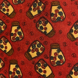 Gläser mit Knöpfen / roter Hintergrund mit Sewing Notions Stoff - 22 "x 44" - Ideal für Quilten usw