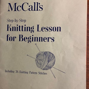 Può includere: Un libro di lezioni di maglia vintage di McCall's per principianti, con un'illustrazione blu di un gomitolo di lana e ferri da maglia. Il libro include 26 punti di maglia.