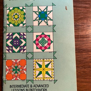 Puede incluir: Un folleto verde con el título "Patchwork Sampler Quilt" y el texto "INTERMEDIATE & ADVANCED LESSONS IN PATCHWORK by Bonnie Leman". La portada presenta seis cuadrados de colcha de retazos coloridos con diferentes diseños geométricos.