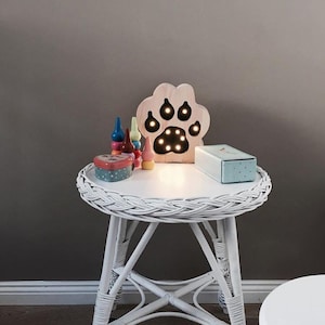 Little Lights Wooden Paw Print Lamp – LED Night Light for Kids – Pet-Themed Nursery Decor – Handmade Gift for Animal Lovers – Dog Cat Room
