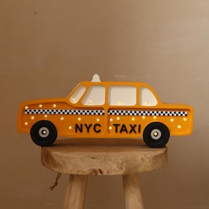 Lampka Nocna NYC Taxi Drewniana Lampka Samochód do Pokoju Chłopca Żółta Dekoracja Miejska Prezent dla Miłośnika Auta Dekoracja Nowego Jorku