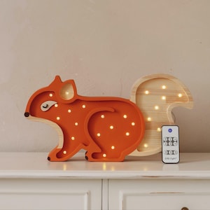 Lámpara de noche de madera con forma de ardilla roja, decoración de bosque para habitación infantil, hecha a mano para mesita de noche, lámpara de pared Montessori con temática de bosque.