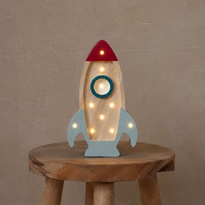 Lampe de nuit en bois en forme de fusée spatiale pour chambre de garçon, thème astronaute et galaxie, lampes sur le thème des planètes et de l'espace