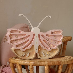 Schattige vlinderlamp – houten nachtlampje voor kinderen | Handgemaakte meisjeskamerdecoratie | Boho-stijl, roze vlinderkamer