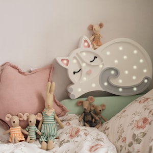 Katzen-Nachtlicht für Kinder - LED-Lampe aus Holz mit Katzendeko fürs Kinderzimmer - Geschenk für Katzenliebhaber - Weißes Kätzchen