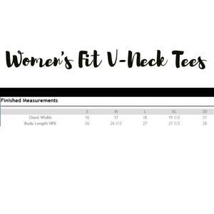 K&ouml;nnte beinhalten: Eine Tabelle mit den fertigen Ma&szlig;en f&uuml;r V-Ausschnitt-T-Shirts in den Gr&ouml;&szlig;en S, M, L, XL und 2X. Die Ma&szlig;e sind in Zoll f&uuml;r die Brustweite und die K&ouml;rperl&auml;nge vom h&ouml;chsten Punkt der Schulter bis zum Saum des Shirts.